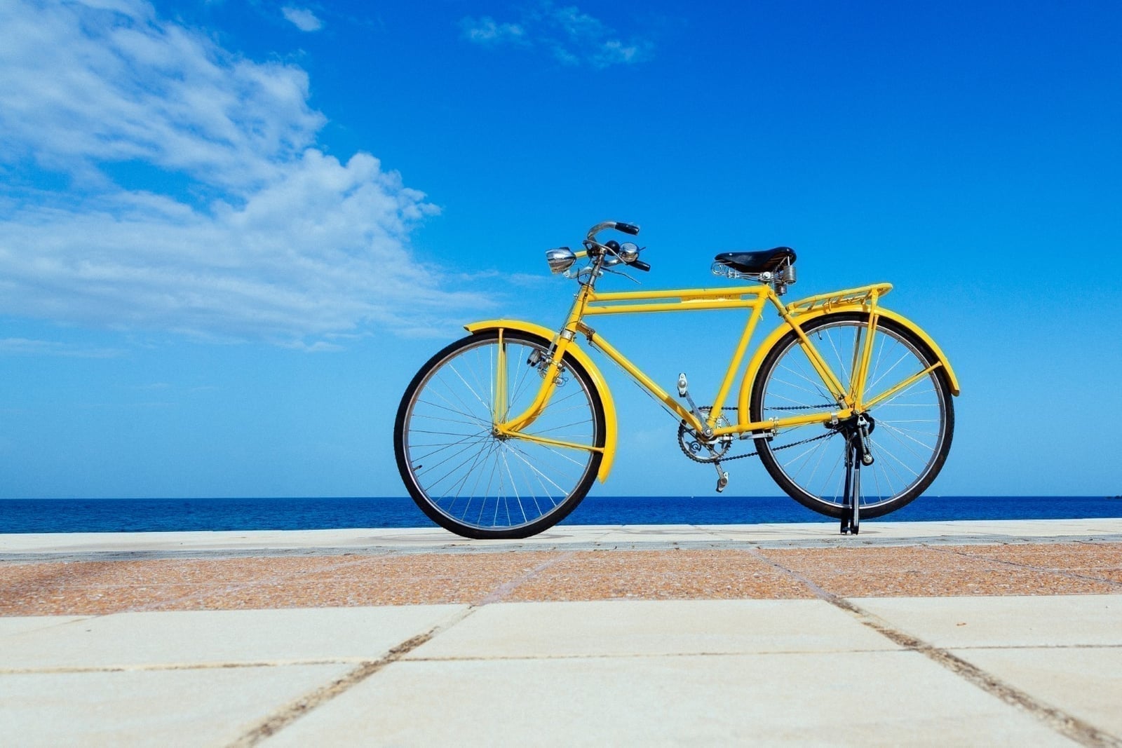 Ciclistas pedalando juntos em uma estrada aberta